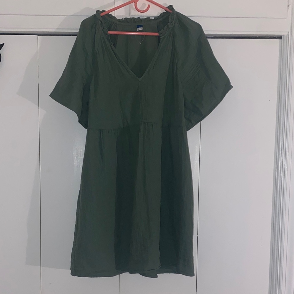 Green 100 % cotton v-Neck Dress with pockets